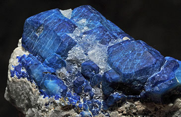 Piedra de lapizlázuli. Elegida por su color azul intenso, esta piedra Chilena es una buena opción para nuestra página.