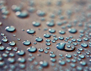 Gotas de agua sobre una superficie