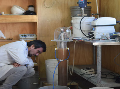Cristián Parraguez realizando pruebas de espesamiento de relave